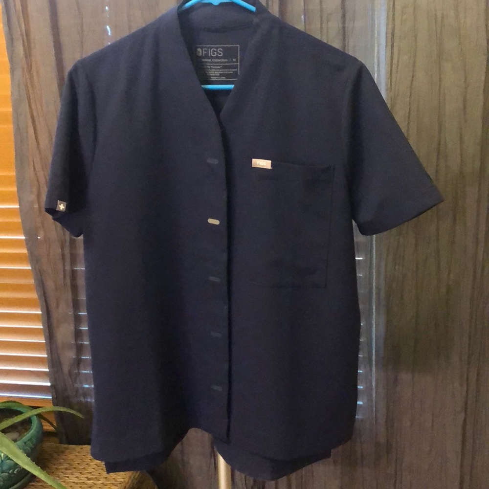NWOT Figs navy top limited style.